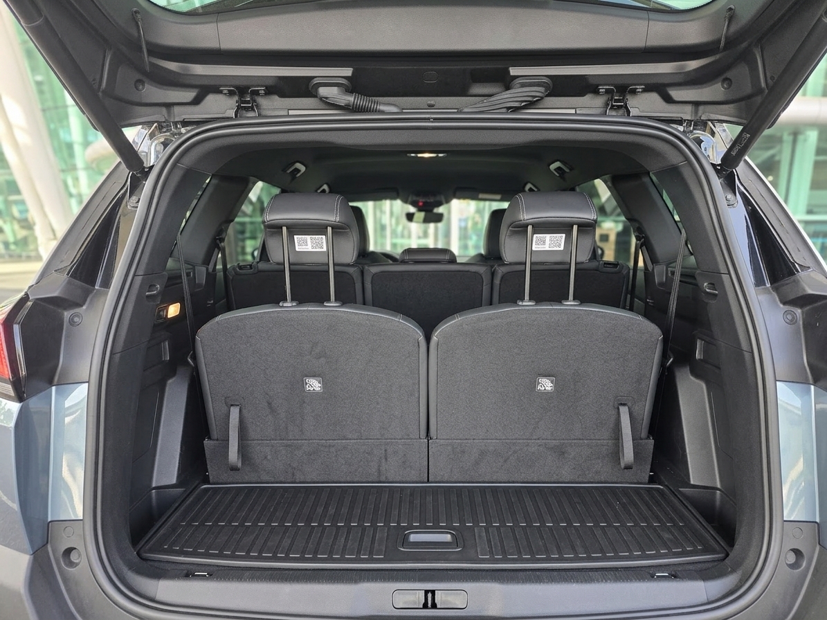 Peugeot E-5008 GT — Spacious Cargo · Ready for Luggage